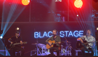 Beyaz Show Black Stage - Mor ve Ötesi