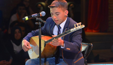 Ali Şahin - Cahildim Dünyanın Rengine Kandım (Beyaz Show canlı performans)