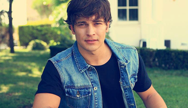 Çağatay Ulusoy'dan Beyaz Show izleyicilerine videolu mesaj!