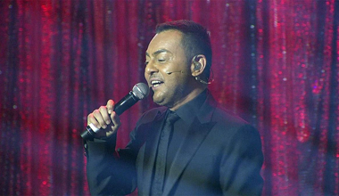 Serdar Ortaç - İsmi Lazım Değil (Beyaz Show Canlı Performans)