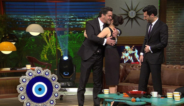 Murat Yıldım ve Ezgi Mola'dan Beyaz Show'a hediye!