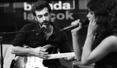 Poyraz Karayel gitarıyla sahnede!