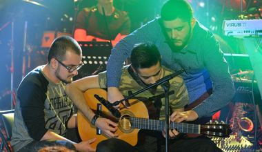 Üç kişi, bir gitar ve muhteşem müzik şov!