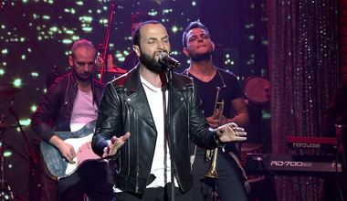 Berkay - Kaç Kadeh Kırıldı (Beyaz Show Canlı Performans)