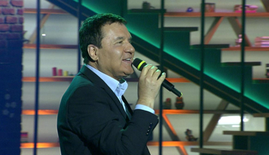 Mithat Körler – Bambaşka Biri (Beyaz Show Canlı Performans)
