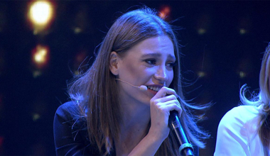 Serenay Sarıkaya - Telefonun Başında (Canlı Performans)