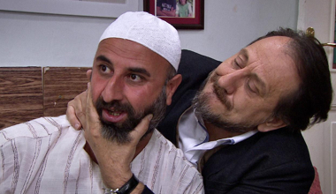Hüsnü'ye üfürük tedavisi!