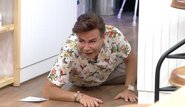 Fatih Ürek programda yere düştü!