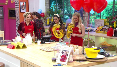 Gülcan'a gelen altın kolye gelinleri harekete geçirdi!