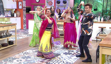 Şaheste Hanımın önderliğinde gelinlerden Hint dansı!