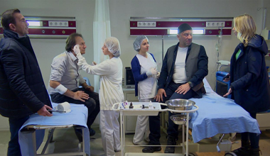 Sağırlık yaşayan Hüsnü ve Mesut hastaneyi birbirine kattı!