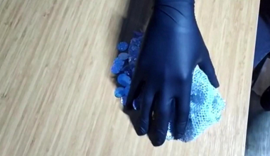 Hüsniye Hanımın mendilini alan gizemli kişi kim?