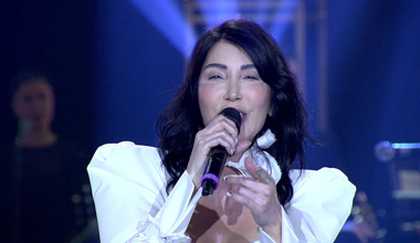 Hande Yener'den "Sonbahar Rüzgarları" Performansı