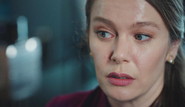 Nalan kırmızı odanın gizemini çözmeye çalışıyor!