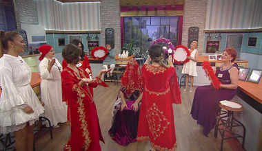 Demet Akalın, Sümeyye'ye kına gecesi düzenledi!