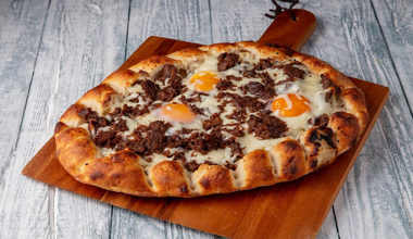 Arda'nın Ramazan Mutfağı - Kavurmalı Yumurtalı Pide Tarifi - Kavurmalı Yumurtalı Pide Nasıl Yapılır?