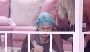 Türkan Hanım yine ayılıp, bayıldı!