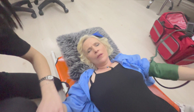 Bilinci kapanan Gönül Hanım hastaneye kaldırıldı!