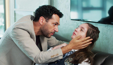 "Annem seni aldattı değil mi?"