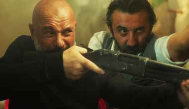 Eşref ve arkadaşlarının evine baskın!