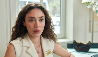 Azra'nın görüntüleri Ebru'nun elinde!