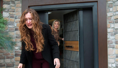 Sevim, Berrak’ı evden kovdu!