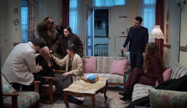 Berrak, Zeyneplerin evine çöktü!