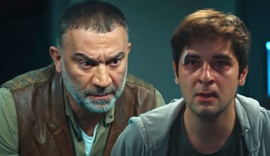 Mesut masaya yumruğunu vurdu!