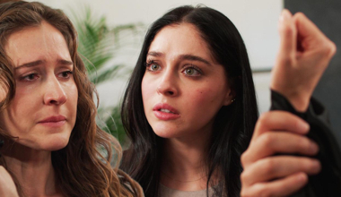 Berrak Zeynep'e elini kaldırdı!