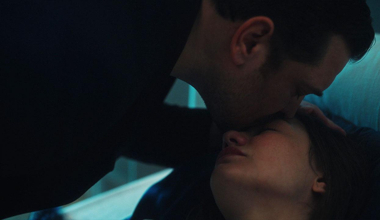 Eşref: "Hayattaki tek güzel şeysin!"