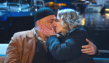 Aşk dolu öpücük her şeyi çözer