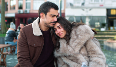 Azra, Mustafa'ya sığındı!