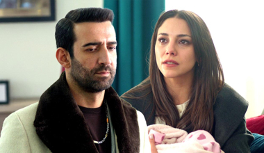 Zerrin, bebeğini kucağına aldı!