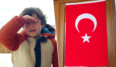 Uzak Şehir'de gururlandıran bayrak selamı!