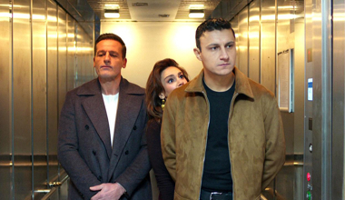 Şahin, Nare ile Yalçın'ı asansörde yakaladı!