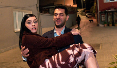 Serhat, Zeynep'i kucakladı!