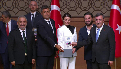Uzak Şehir "Yılın Dizisi" ödülünü aldı!