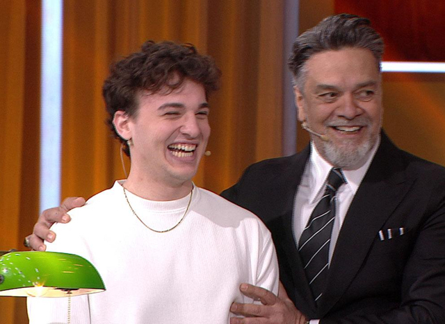 Yakışıklı yarışmacı, Beyaz'ın gözdesi oldu!