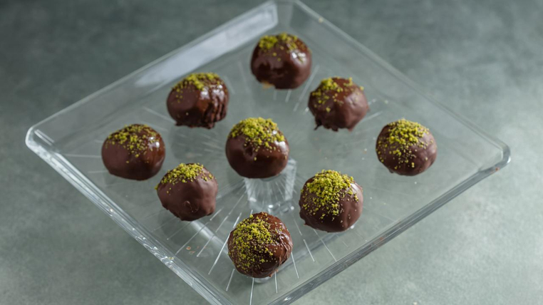 Arda'nın Ramazan Mutfağı - Çikolatalı Un Helvası Topları Tarifi - Çikolatalı Un Helvası Topları Nasıl Yapılır?