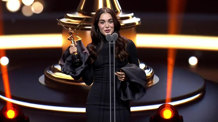 En İyi Romantik Komedi Kadın Oyuncu Hafsanur Sancaktutan - Pantene Altın Kelebek Ödülleri 2023