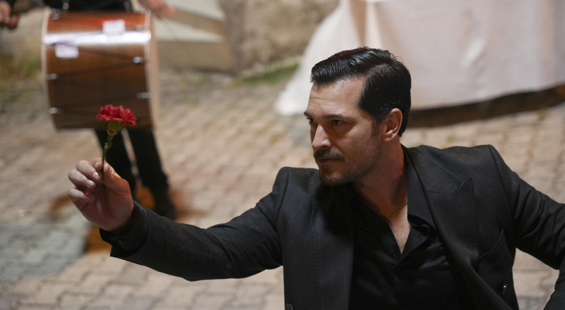 Eşref aşkını zeybekle ilan etti!