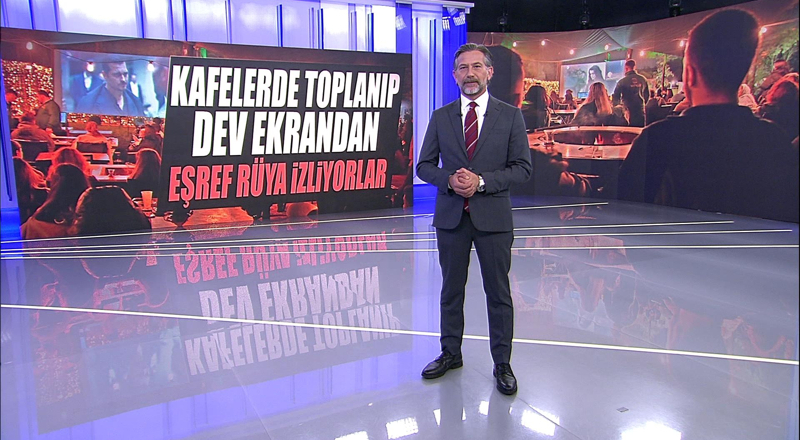 Kafelerde toplanıp dev ekranda "Eşref Rüya" izliyorlar