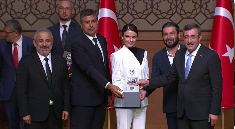 Uzak Şehir "Yılın Dizisi" ödülünü aldı!