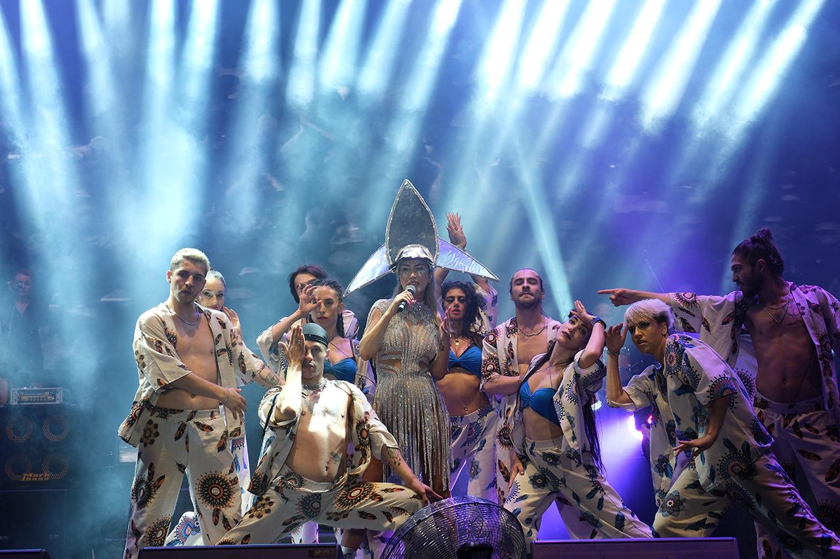 HANDE YENER KURUÇEŞME AÇIKHAVA’DA SAHNE ALDI