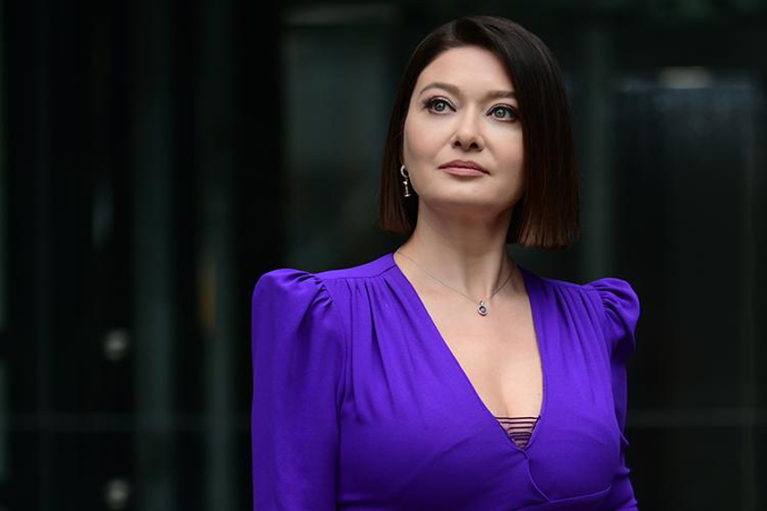 Nurgül Yeşilçay yeni imajı ile çok konuşuluyor!