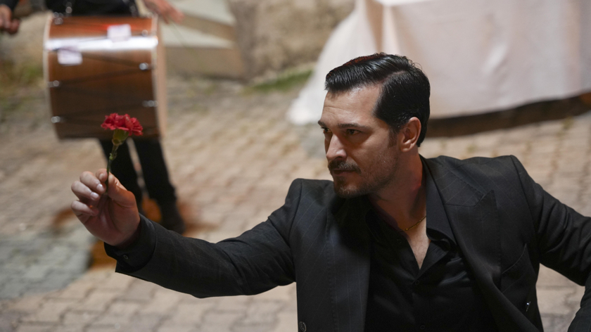 Eşref aşkını zeybekle ilan etti!