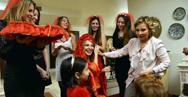 Yıllar sonra gelen kına gecesi